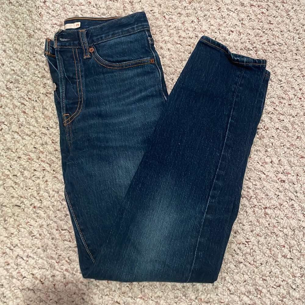 Levi’s dark wash, wedgie fit straight jeans. Size 25